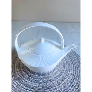 Villeroy & Boch Mettlach Arco Weiss Bone China Teapot 1748